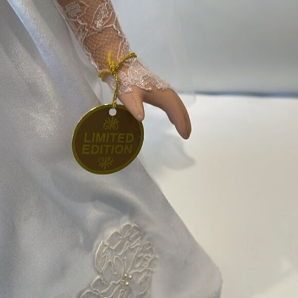 Bride porcelain doll 16 inches - Picture 5 of 10